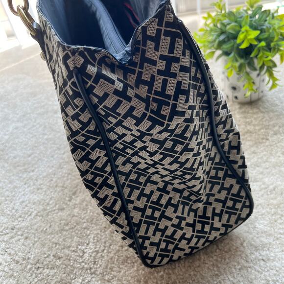 Tommy Hilfiger Signature "TH" Logo Black & Tan Large Canvas Purse 2019 - Picture 8 of 16